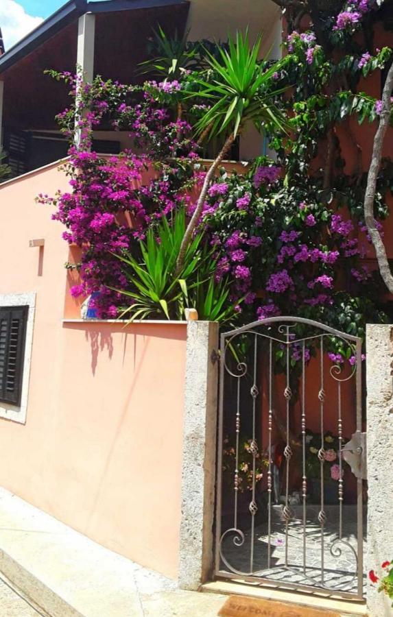 Bougainvillea--Apartment By The Sea Ston Exteriör bild