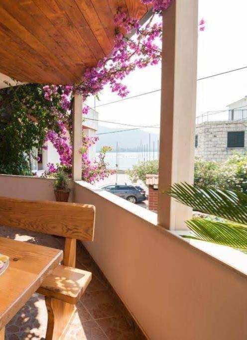 Bougainvillea--Apartment By The Sea Ston Exteriör bild