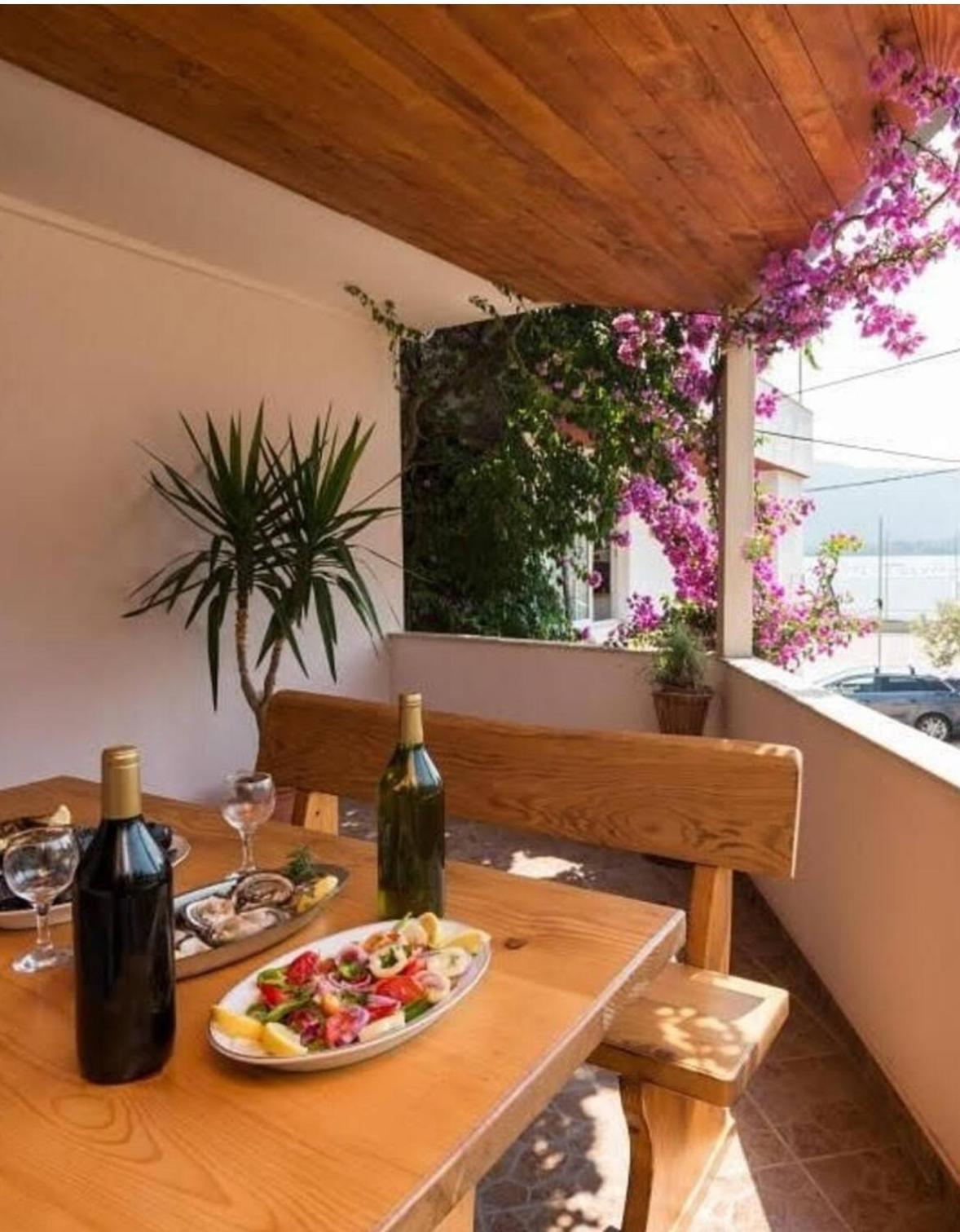 Bougainvillea--Apartment By The Sea Ston Exteriör bild