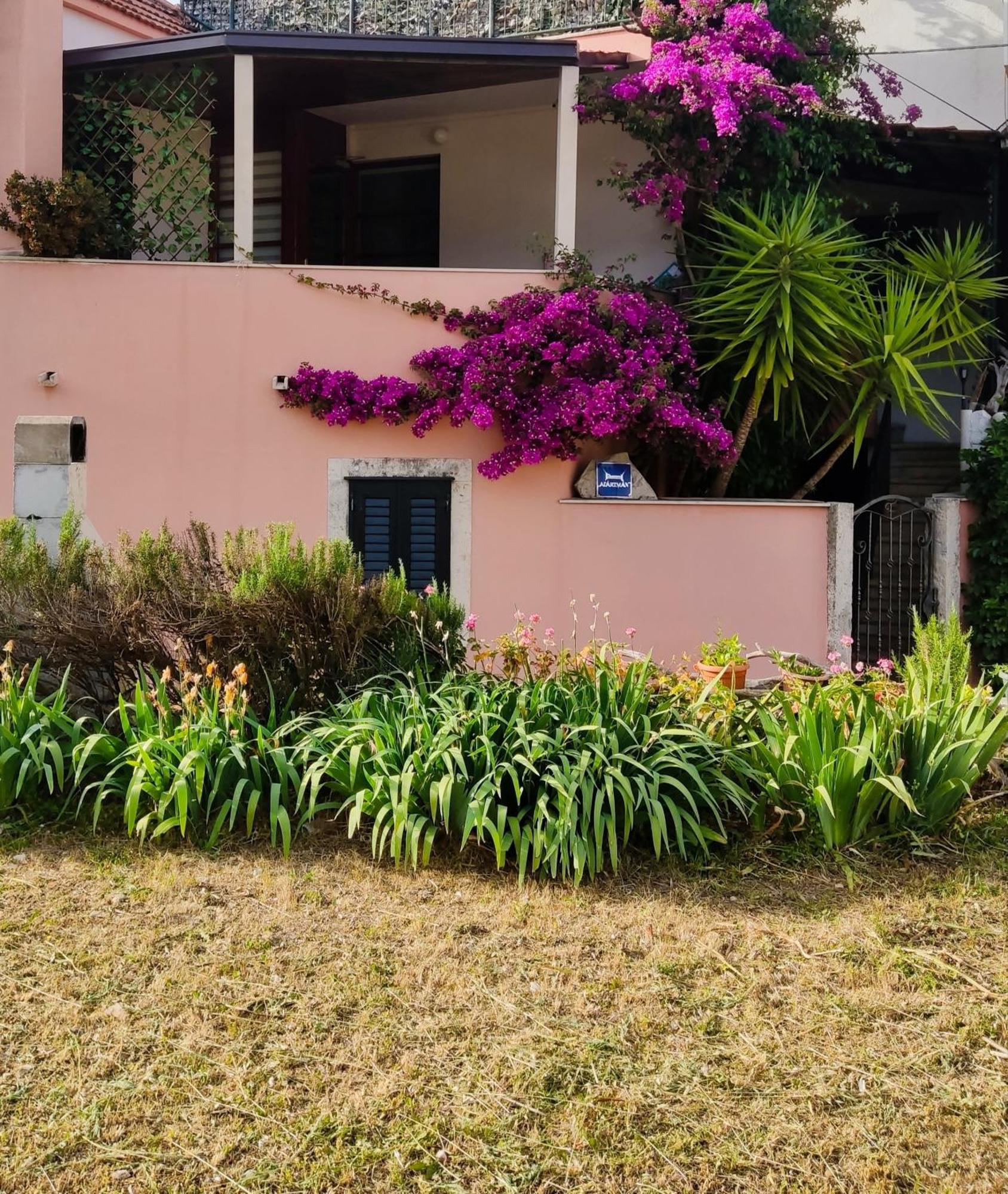 Bougainvillea--Apartment By The Sea Ston Exteriör bild